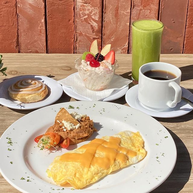 ¿Cómo iniciar un sábado feliz? B R U N C H 😉

🍽 Omelette al gusto, jugo v...