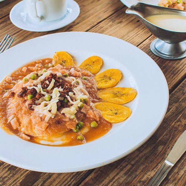 Motuleños con M de Martes

🍽️ HUEVOS MOTULEÑOS
Estrellados en cama de tort...