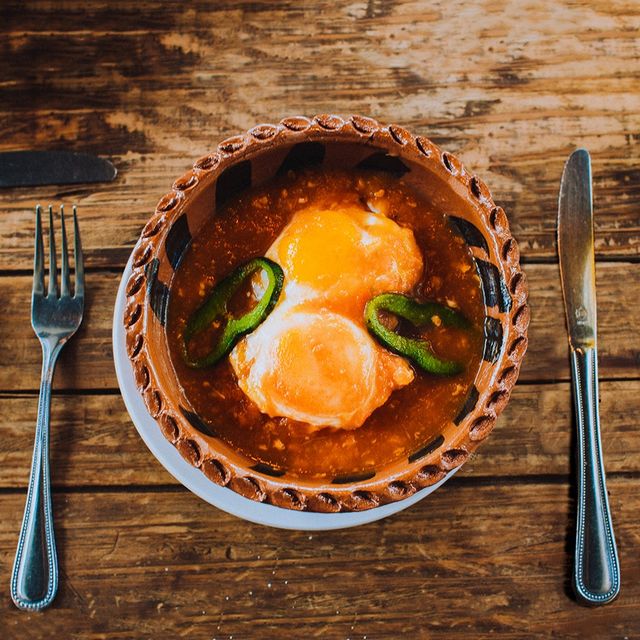 ¿Qué te parecen unos huevos a la cazuela para iniciar tu viernes? 🍳😋 Acompa...