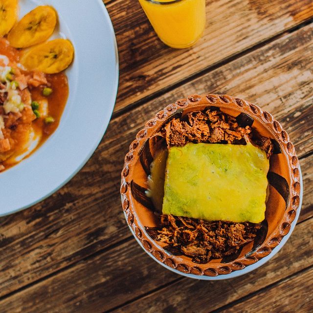 Acompaña tu mañana de sábado con este pan de elote recién horneado. Lo bañamo...